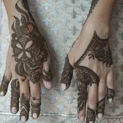 An example of how I can create different but complementary designs on each hand. One hand features a bold floral pattern while the other has a more geometric Arabic style.
