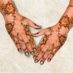 A delicate and graceful floral vine design. This Arabic-style trail is perfect for guests who want a beautiful pattern on the back of their hands that feels light and looks incredibly elegant.