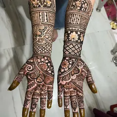 A beautiful, symmetrical full bridal design. I've used a combination of jaal work, floral patterns, and bold architectural motifs on the forearm to create a balanced and striking look.