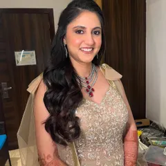 Full-on glam for this bride's Sangeet. We focused on super glowy skin, a beautiful lip color, and soft, sultry eyes. The big, bouncy hair adds to the luxe, party-ready vibe.