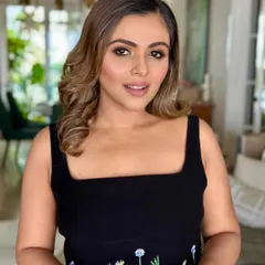 Another angle of this versatile look, showing how the makeup looks flawless from every side. The balanced highlights and contours ensure the face has dimension without any harsh lines, which is key for video and photography.