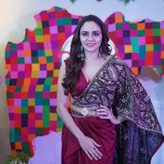 Actress Amruta Khanvilkar posing for a photo at the Sakal Sanman 2023 awards. My event coverage includes managing press walls and photo opportunities for celebrities and attendees.