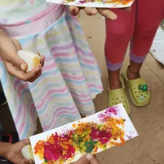 Discovering colors from nature. In our botanical art workshop, children learn to extract pigments from flowers and leaves to create beautiful, abstract bookmarks. It's a magical and eco-friendly process.