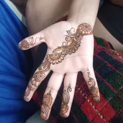 This simple vine or "bail" design is quick to apply but adds a touch of elegance to your hand.