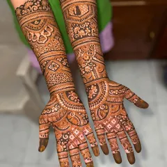 For this engagement mehendi, the bride wanted to include a silhouette of her beloved cat. It's these personal touches that make a design truly one of a kind.