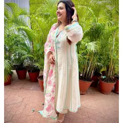 A simple and elegant look in an ivory suit with a floral pink and mint green dupatta. This is my go-to for a comfortable yet put-together daytime look.