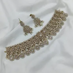 The same elegant choker design, this time with classic white stones and pearls. This versatile set can be paired with almost any color and is ideal for a sophisticated look.