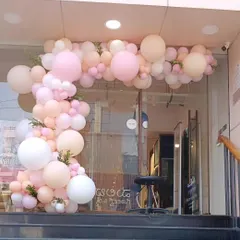 A simple organic arch in pastel pink and white for a shop opening. This type of balloon decoration is perfect for creating a welcoming and celebratory atmosphere for any launch event.