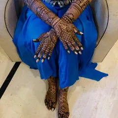 I offer complete bridal packages that include beautiful, detailed mehendi for both hands and feet. This design shows a cohesive look, with patterns flowing from the hands all the way to the toes.