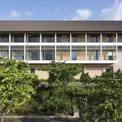 The completed JSW Sanjeevani Hospital in Dolvi, a project selected for the UIA Guidebook for the 2030 Agenda. The design features deep verandas and large windows, ensuring that the interiors are filled with natural light and connected to the surrounding greenery.