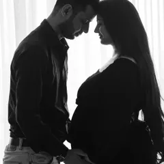 Sometimes, the most powerful moments are the quietest. This black and white silhouette captures the deep, unspoken connection between partners, a beautiful and intimate memory of the time you spent waiting for your little one.