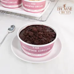 We created cake tubs to solve a simple problem: getting a perfect slice of cake delivered safely. Our Death by Chocolate tub is pure indulgence, layering rich chocolate sponge, creamy ganache, and chocolate crumble for an unforgettable experience.