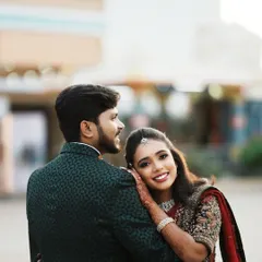A sweet and romantic pose. The jewellery is subtle yet impactful, perfect for a modern bride.