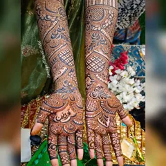 A classic full coverage bridal mehendi with a mix of styles. You can see the delicate jaali (net) patterns, leafy motifs, and a space in the palm for the bride's name in beautiful Arabic calligraphy.