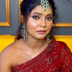 A front-facing view of this gorgeous makeup on dusky skin. You can see how the highlighter catches the light on her cheekbones, creating a healthy, radiant glow that looks completely natural.
