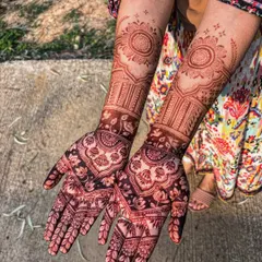 A close-up of the stunning dark stain achieved with our henna. The intricate details of the design are even more beautiful with this rich color.