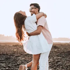 Pure, unadulterated joy. I love encouraging couples like Harsh and Shreya to just be themselves during their pre-wedding shoot, resulting in candid moments of laughter and love like this one on the beach.