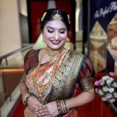 I teach my students how to create authentic and elegant regional bridal looks, like this South Indian bride. Notice the classic gold jewelry, the rich Kanjivaram saree, and the makeup that complements her traditional attire with warm tones and a defined eye.