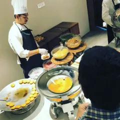 Our chef preparing plates at a live chaat counter for an event with Fast&Up founder, Shilpa Khanna. We ensure every plate is served hygienically and customized to each guest's preference.