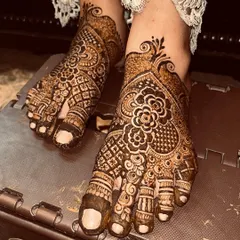 Another angle of this stunning feet design. The details are crisp and the composition is balanced and elegant.