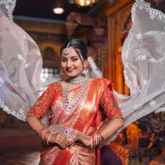 Make a grand entrance at your reception with this breathtaking diamond-look jewellery set. The intricate design, featuring a statement necklace and matching vaddanam, ensures you will sparkle all evening.