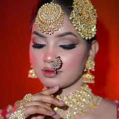 Radiating grace and elegance on her Anand Karaj. This Sikh bride's look is all about tradition and timeless beauty, with a sharp winged liner and classic red tones.