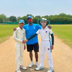 Match day. The coach with the two captains at the toss. A moment of guidance and support before the battle begins.
