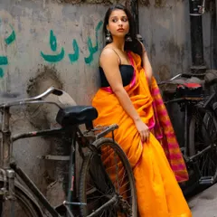 Using a vintage bicycle as a prop, this shot has a nostalgic, timeless feel that perfectly suits the lanes of Old Delhi.