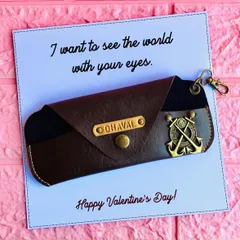 A personalized spectacle case for him, attached to a sweet Valentine's Day card. The case is made of faux leather and can be customized with a name and a charm.