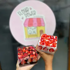 I love using seasonal fruits in my bakes. Here are my strawberry cake tubs, available in two variations: Chocolate Strawberry and a lighter Strawberry Mascarpone Cream.