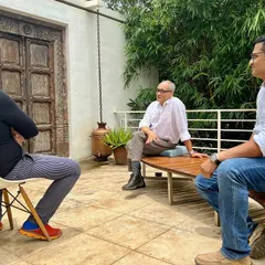A conversation on a rooftop terrace, a classic setting for architectural discussions. Collaboration and peer relationships are the foundation of a strong professional community.