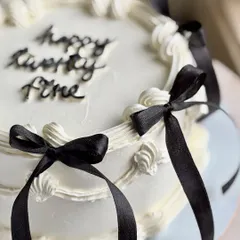 Serving balletcore but with a chic twist. 🎀 This vintage-style cake features delicate buttercream piping and is adorned with elegant black satin bows, perfect for a stylish birthday celebration.