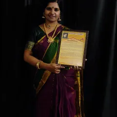 Holding the 'Kalayogi Award 2022-23'. I am grateful to the Kalayogi Pratishtana for this honor and I dedicate it to my gurus, parents, and my entire Nrithyakuteera family.