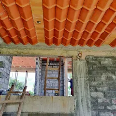 We flipped the roof! This filler slab ceiling uses terracotta ridge tiles, typically found on a sloping roof, to create a unique vaulted effect. This technique provides passive cooling and adds a distinctive architectural character to the room.