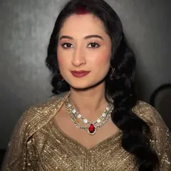 This bride’s reception look was all about timeless glamour. We opted for classic Hollywood waves, soft sculpting, and a touch of drama on the eyes.