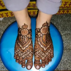 A lovely foot design for an anniversary celebration. The patterns are intricate and provide beautiful coverage.