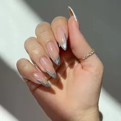 Cool, sleek, and incredibly chic. This manicure showcases a sharp, silver chrome French tip on a perfectly shaped almond nail. It’s a minimalist yet high-impact design that’s incredibly versatile.