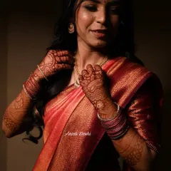 The deep color of the mehendi stain looks incredible against this bride's beautiful silk saree.