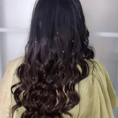 For a touch of subtle elegance, I scattered delicate pearl stick-ons throughout these beautiful soft waves. It's a simple detail that adds a lot of charm and sophistication to any hairstyle.
