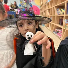 Look at this spooky-cute witch showing off the ghost lollipop we made for Halloween! Our craft sessions are all about getting creative and a little messy, especially during fun holiday workshops.