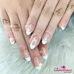 Simple, clean, and oh-so-chic. This is our classic French manicure with a little something extra. A single, perfectly placed rhinestone at the base of each nail adds a touch of sparkle to this timeless look.