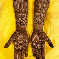 This design incorporates hanging temple bells (jhumkas) and lotus flowers, bringing together sacred and beautiful elements for a truly special bridal look.