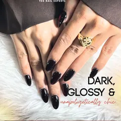 Dark, glossy, and unapologetically chic. A full set of glossy, deep black almond-shaped extensions for a bold and powerful statement.