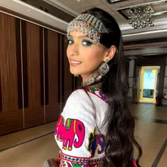 A beautiful smile that captures the essence of the festive look. The silver jewelry and bindi perfectly match the green and silver eye makeup.