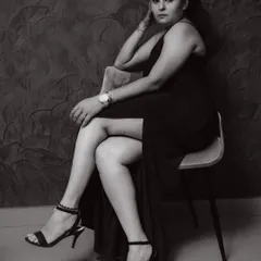 Another powerful shot in the black gown. I believe your style should be original, and I design bespoke pieces that are more valuable than any copy.