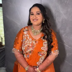 A full portrait of the glowing mom-to-be. Her makeup is designed to photograph beautifully and last throughout her special day.