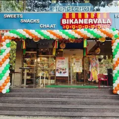 A tricolor balloon arch is a fantastic way for a retail store like Bikanerwala to celebrate Republic Day. It's eye-catching, festive, and invites customers to share in the patriotic spirit.