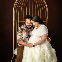 A tender moment between partners on the golden swing in my studio. It’s a perfect spot to capture the connection and shared excitement of the parents-to-be.