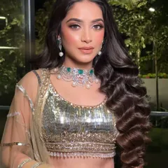 Voluminous, side-swept vintage waves are a timeless choice for a glamorous event. This style adds drama and sophistication, and I used extensions to create extra length and fullness for this stunning cocktail look.