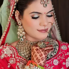 The 'qaatil' look of my bride. The contrast of the green stone jewelry against her red lehenga is just stunning. The silver-toned polki adds a modern touch.